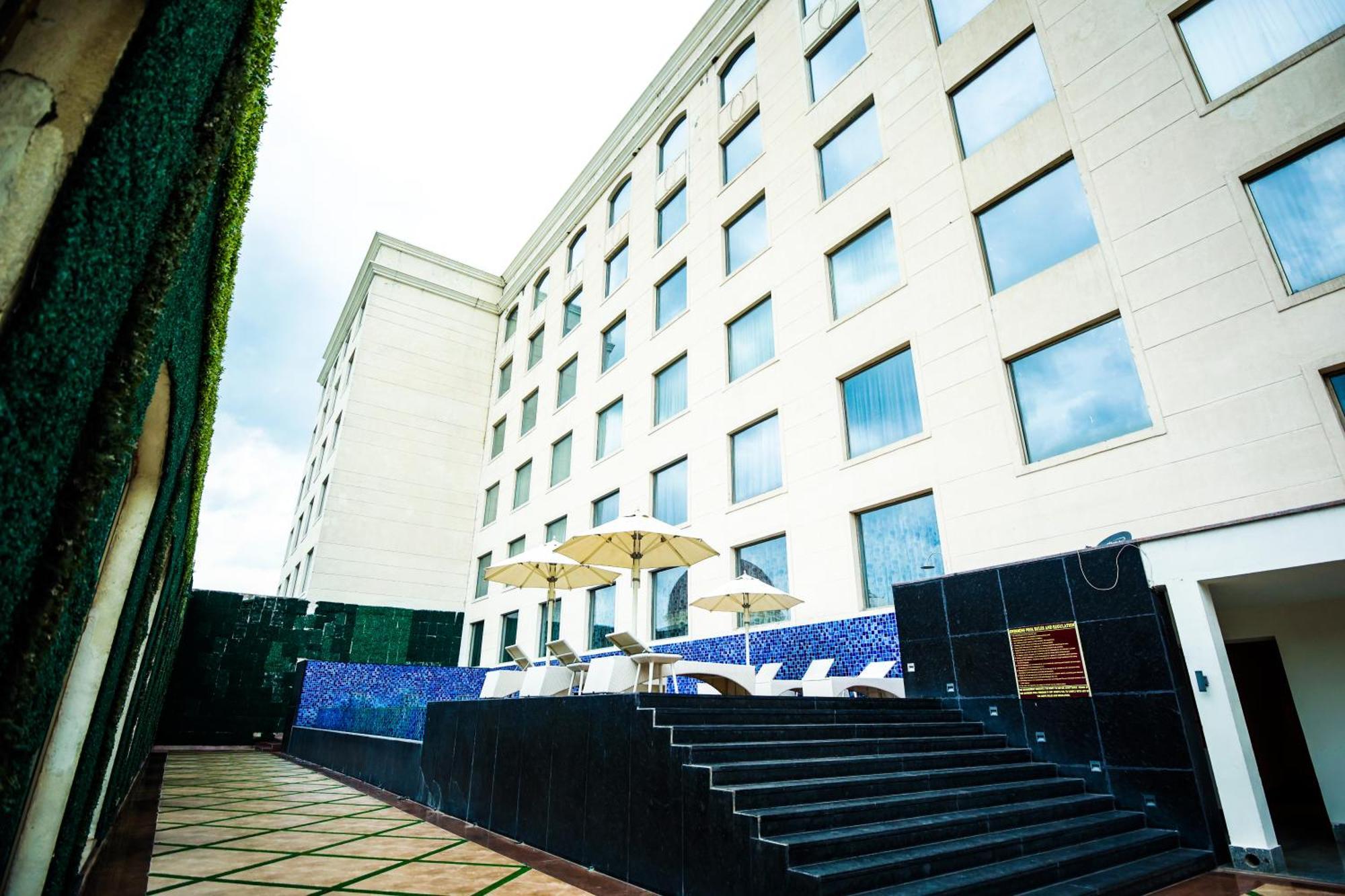 Ramada Plaza By Wyndham Lucknow Hotel Eksteriør billede