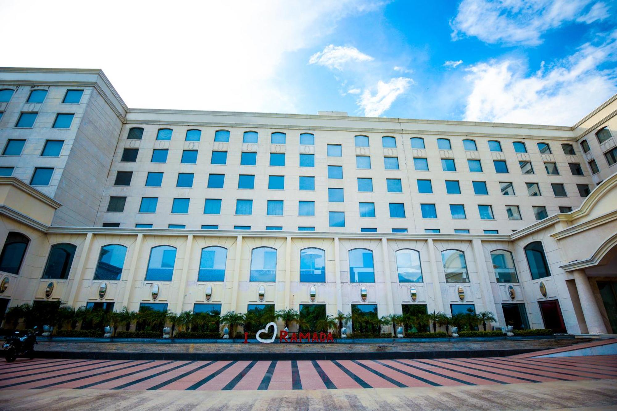 Ramada Plaza By Wyndham Lucknow Hotel Eksteriør billede