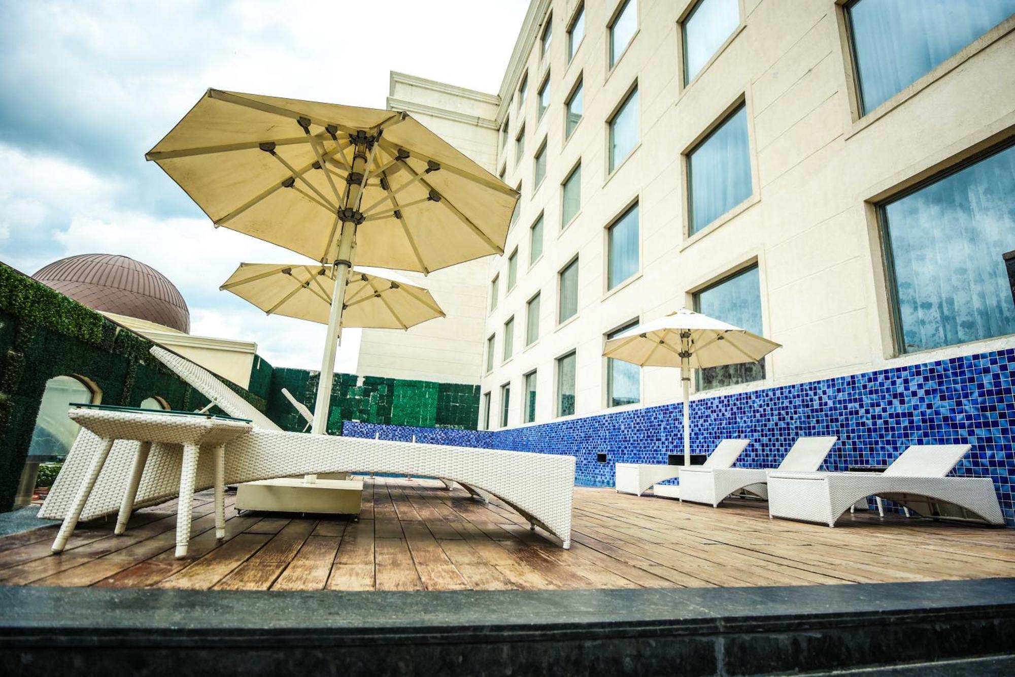 Ramada Plaza By Wyndham Lucknow Hotel Eksteriør billede
