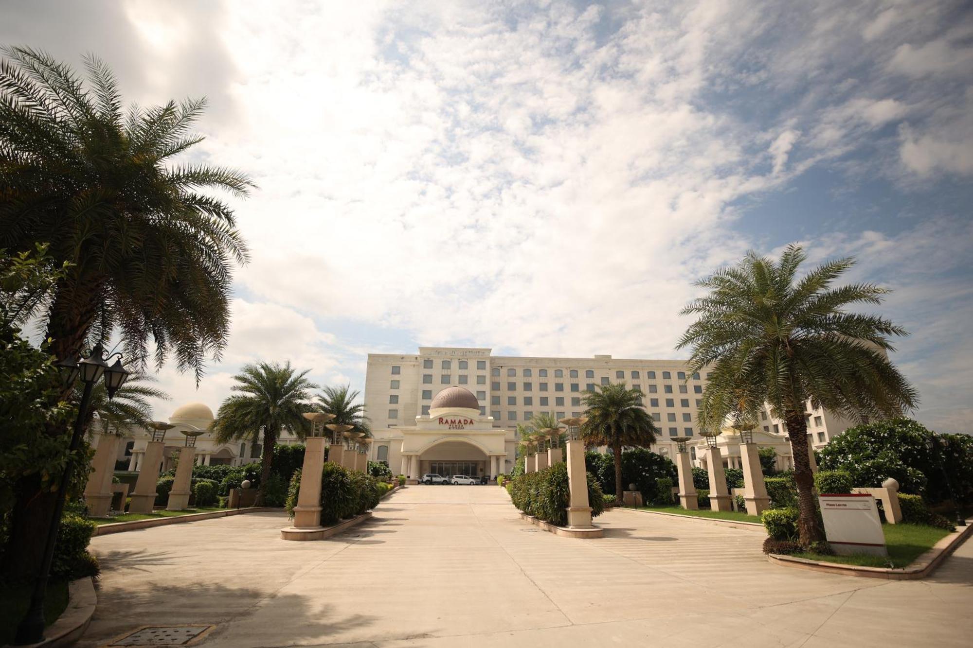 Ramada Plaza By Wyndham Lucknow Hotel Eksteriør billede