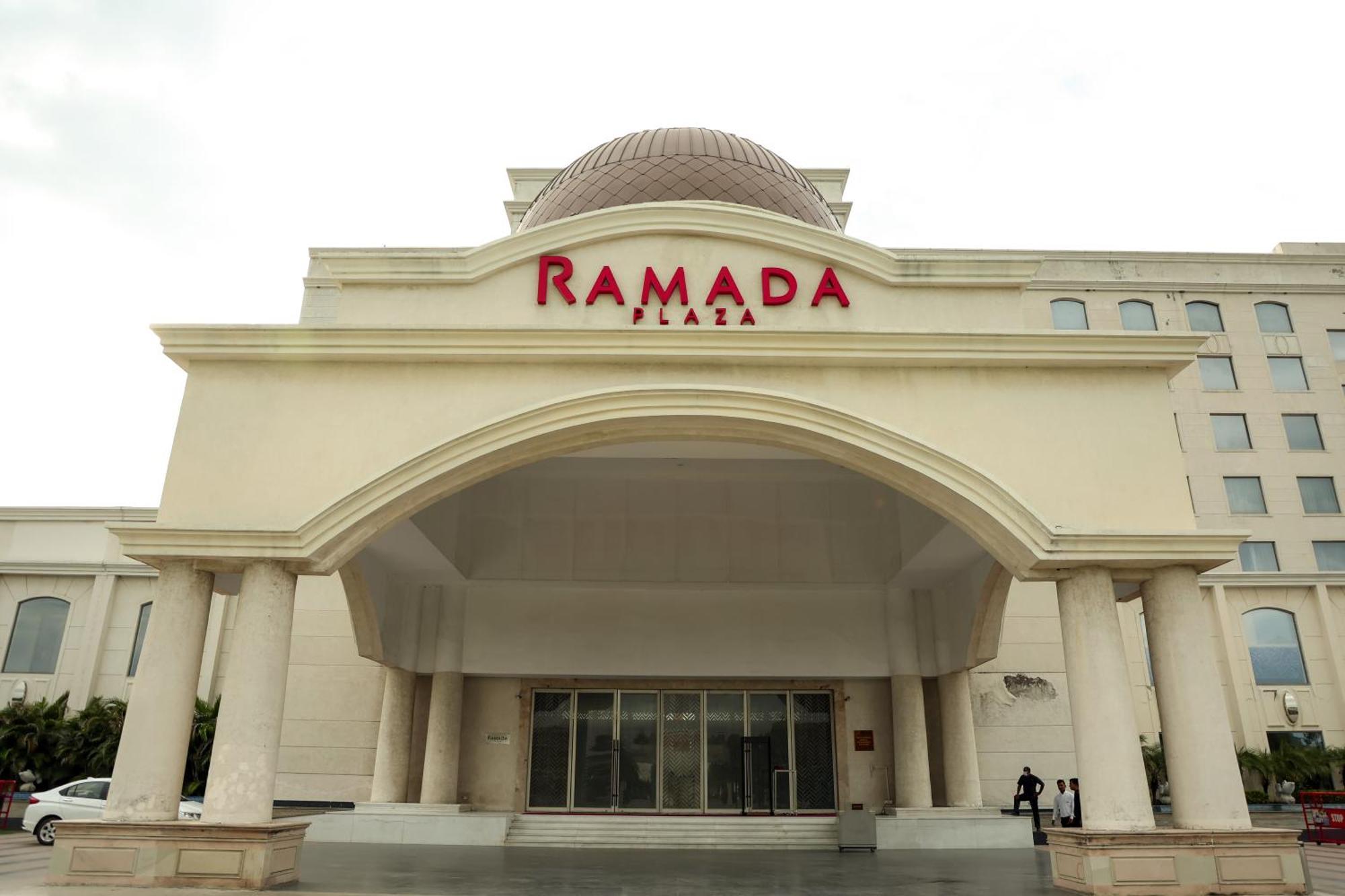Ramada Plaza By Wyndham Lucknow Hotel Eksteriør billede