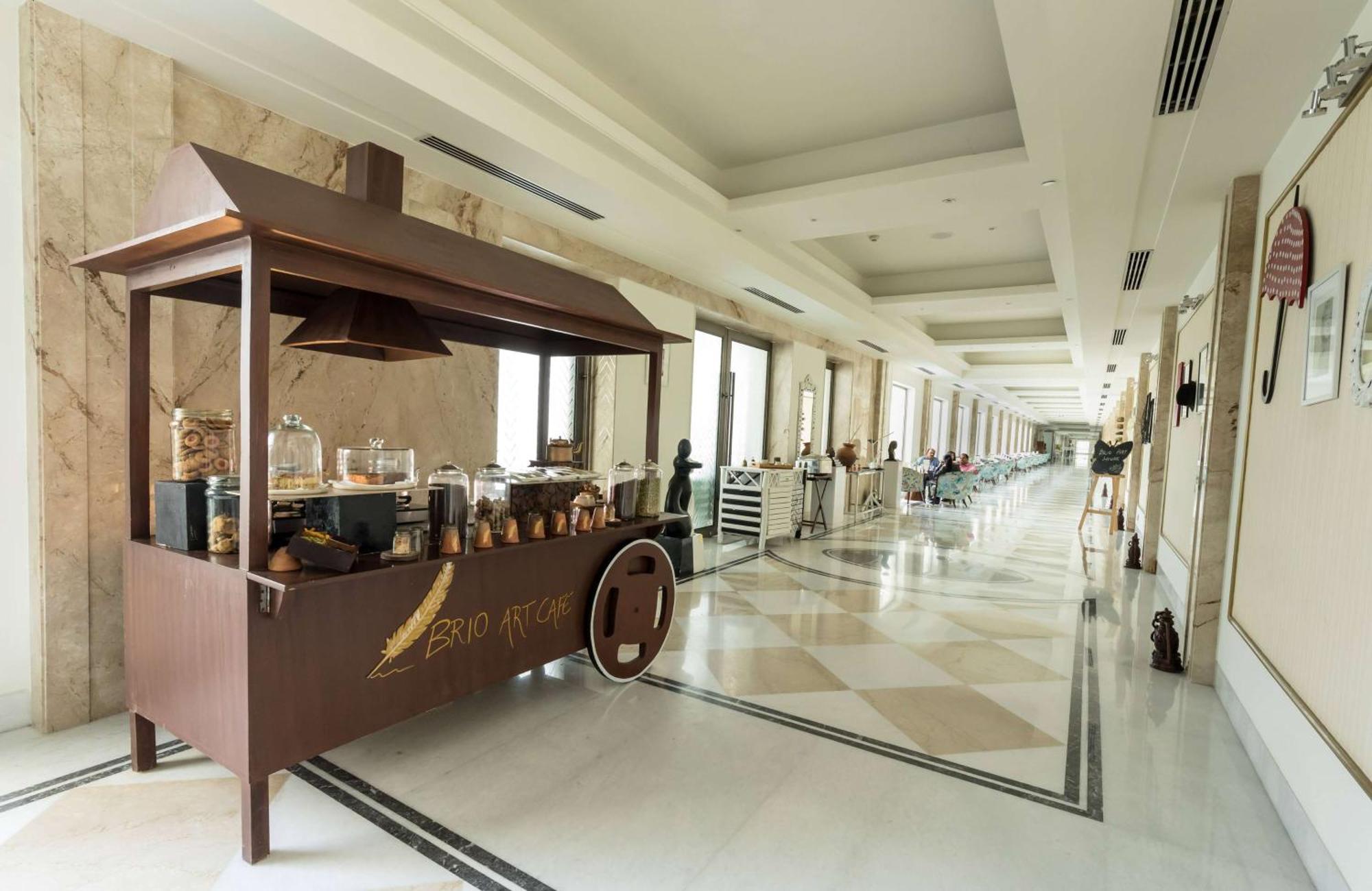 Ramada Plaza By Wyndham Lucknow Hotel Eksteriør billede