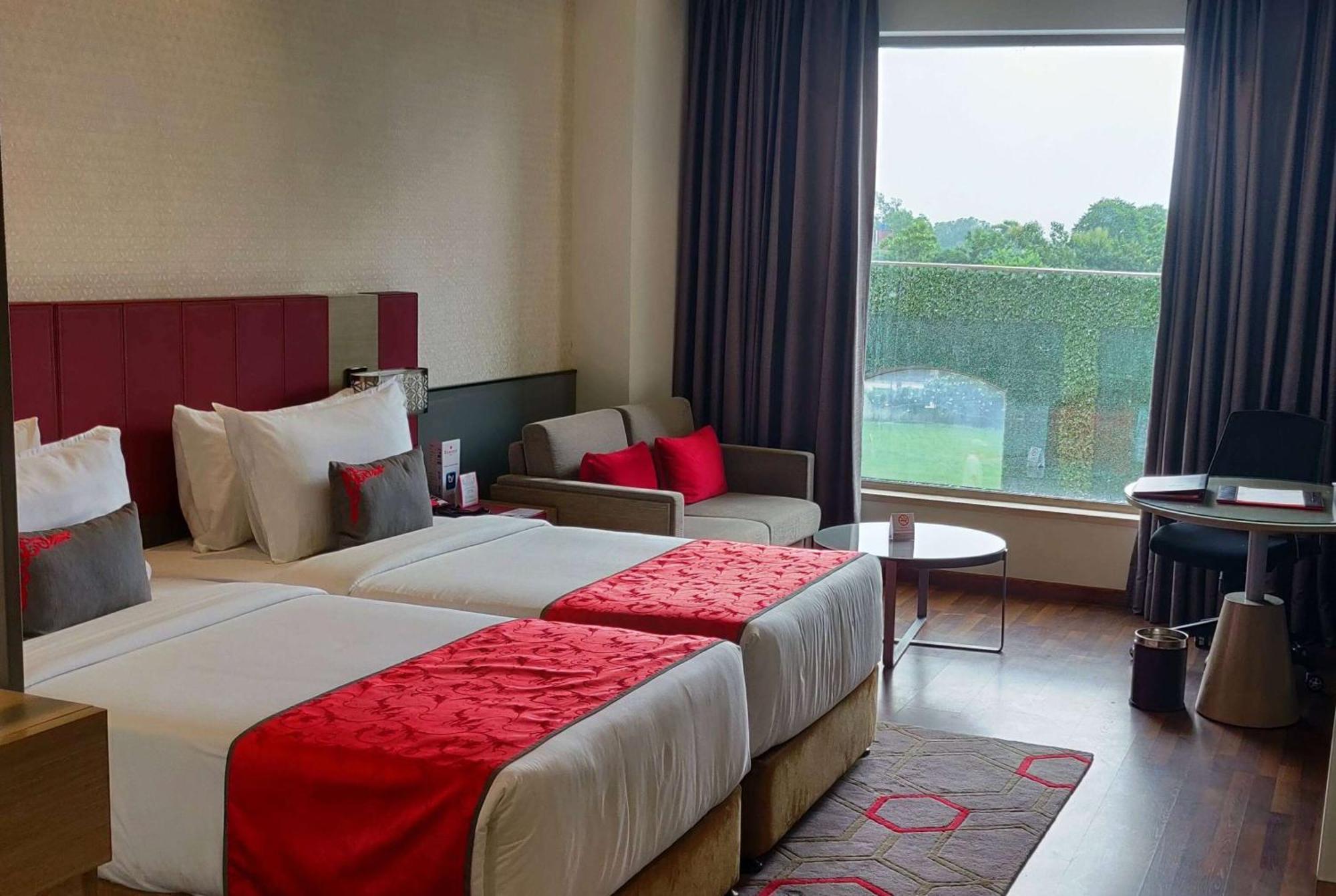 Ramada Plaza By Wyndham Lucknow Hotel Eksteriør billede